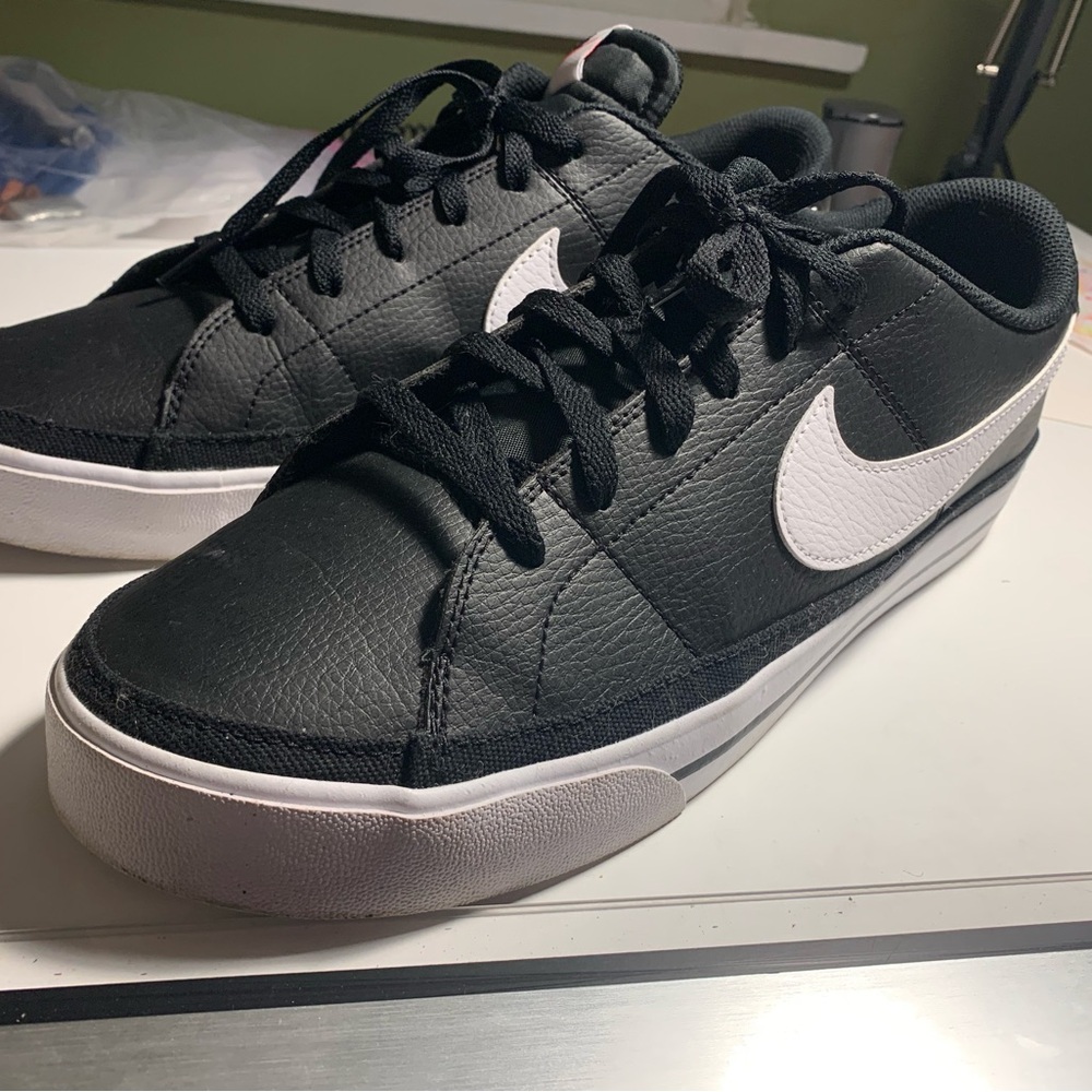 Nike Men's Black/White Low-Top Leather Skate Sneakers